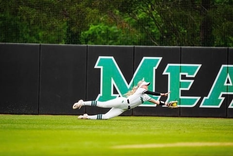 UNT player diving catch